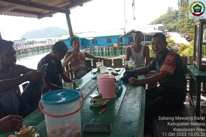 Ini Pesan Babinsa Koramil 03/Sedanau Saat Komsos Dengan Pemuda Wilayah Binaan Ini Pesan Babinsa Koramil 03/Sedanau Saat Komsos Dengan Pemuda Wilayah Binaan