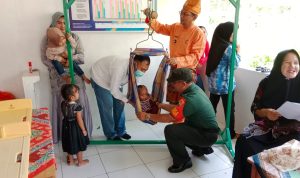 Wujudkan Balita Sehat, Babinsa Sertu Chaniago Dampingin Puskesmas Lakukan Posyandu Balita