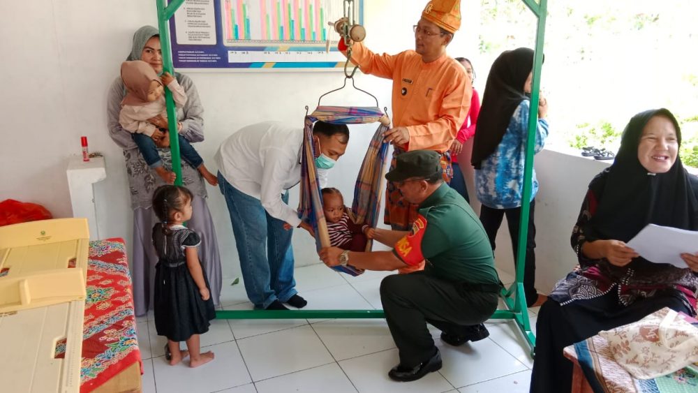 Wujudkan Balita Sehat, Babinsa Sertu Chaniago Dampingin Puskesmas Lakukan Posyandu Balita