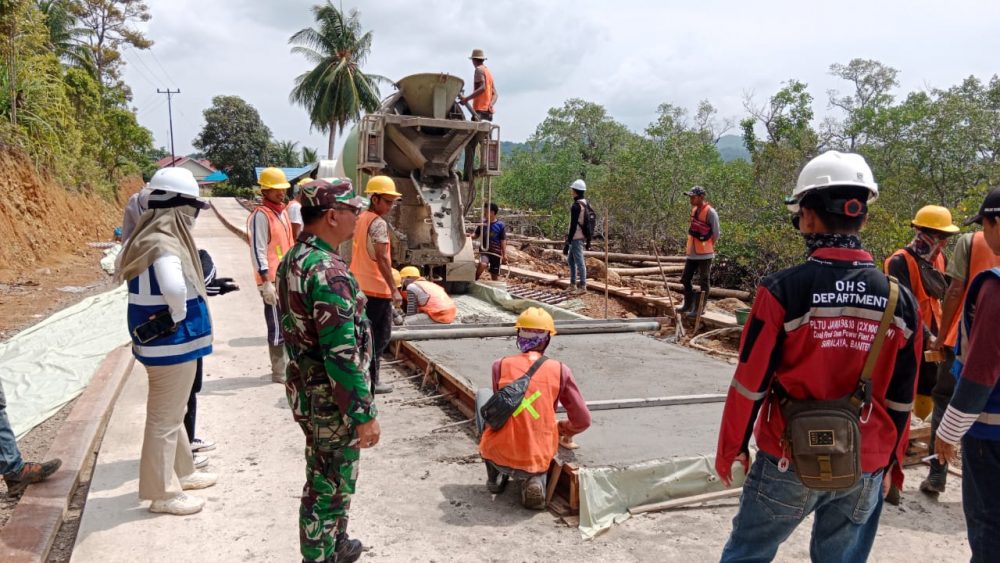 Ini Pesan Babinsa Sertu Chaniago Kepada Para Pekerja Jalan Lingkar Pulau Serasan Ini Pesan Babinsa Sertu Chaniago Kepada Para Pekerja Jalan Lingkar Pulau Serasan