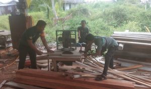 Babinsa Sertu Jimson Beri Motivasi Kepada Para Pengrajin Kayu di Desa Binaan Babinsa Sertu Jimson Beri Motivasi Kepada Para Pengrajin Kayu di Desa Binaan