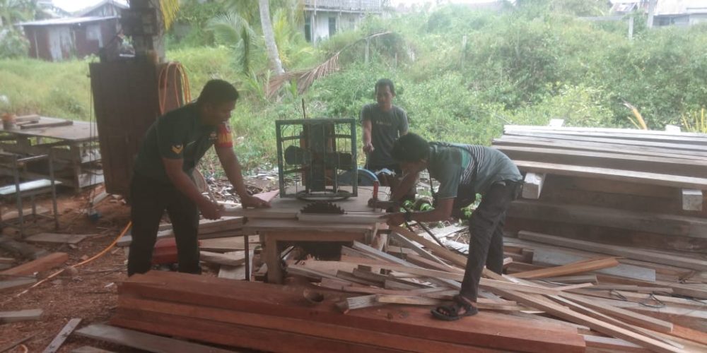 Babinsa Sertu Jimson Beri Motivasi Kepada Para Pengrajin Kayu di Desa Binaan Babinsa Sertu Jimson Beri Motivasi Kepada Para Pengrajin Kayu di Desa Binaan