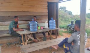 Babinsa Koramil 03/Sedanau Terus Tingkatkan Kedekatan Dengan Masyarakat Melalui Komsos Babinsa Koramil 03/Sedanau Terus Tingkatkan Kedekatan Dengan Masyarakat Melalui Komsos