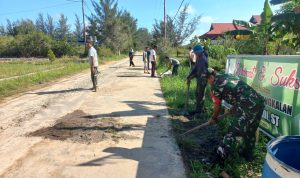 Babinsa Serda Suwarno Goro Jum’at Bersih Bersama Warga dan Staf Desa Pangkalan