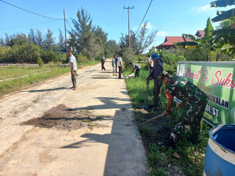 Babinsa Serda Suwarno Goro Jum’at Bersih Bersama Warga dan Staf Desa Pangkalan Babinsa Serda Suwarno Goro Jum’at Bersih Bersama Warga dan Staf Desa Pangkalan