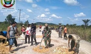 Bersama Masyarakat, Babinsa Koramil 03/Sedanau Goro Timbun Jalan Berlubang