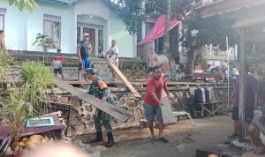 Babinsa Sertu Chaniago Goro Bangun Balai Hajatan Bersama Warga