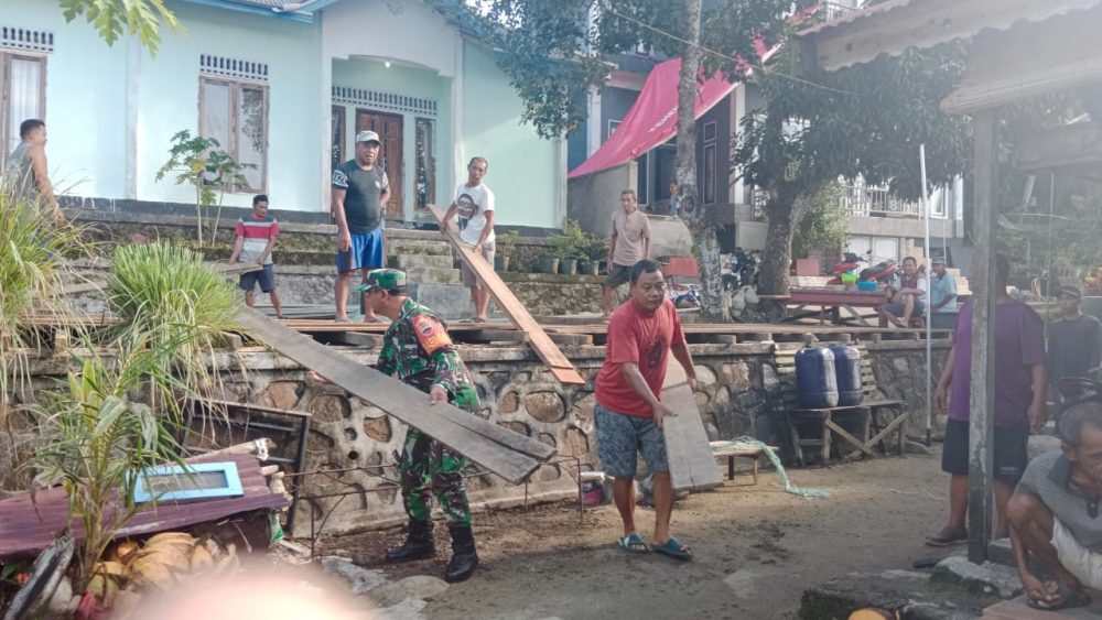 Babinsa Sertu Chaniago Goro Bangun Balai Hajatan Bersama Warga