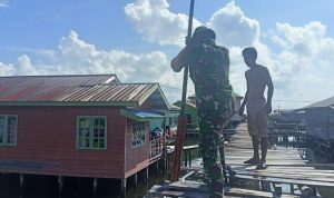 Babinsa Koramil 03/Sedanau Bersama Warga Perbaiki Pelantar Pelabuhan