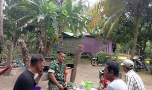 Jalin Kedekatan, Babinsa Sertu Robby Bincang Santai Bersama Warga Binaan Desa Pulau Panjang
