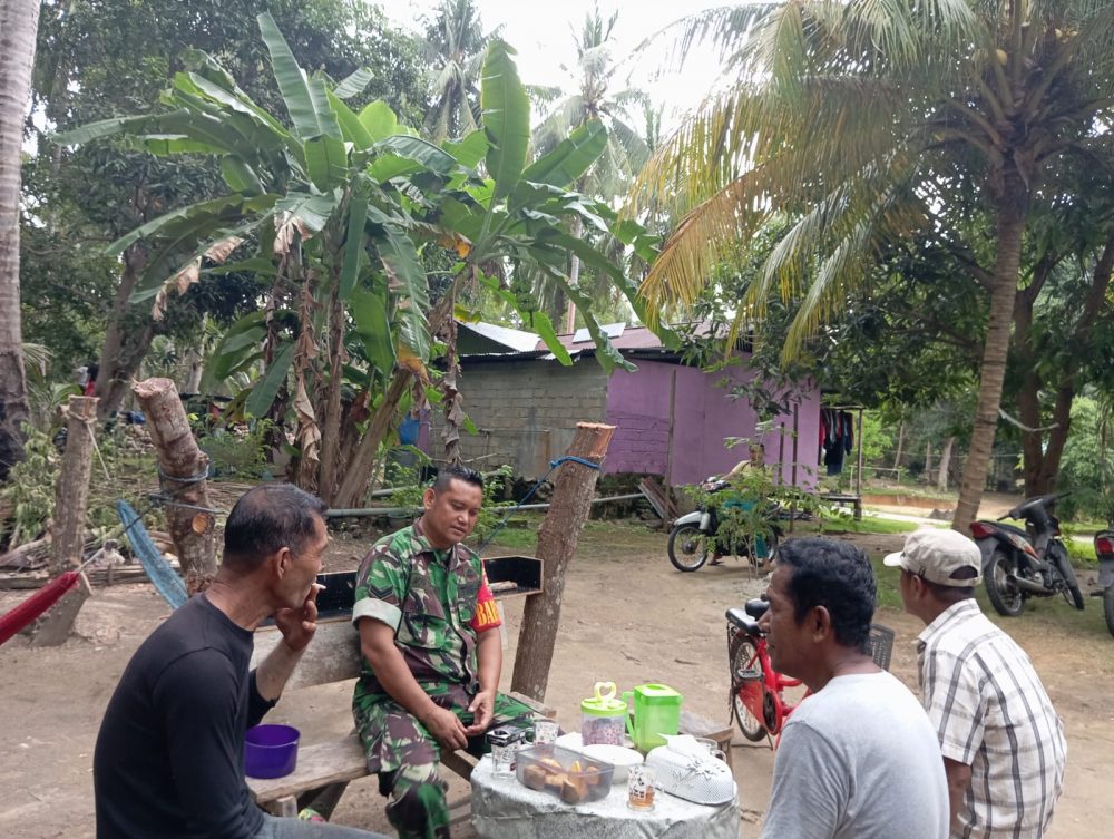 Jalin Kedekatan, Babinsa Sertu Robby Bincang Santai Bersama Warga Binaan Desa Pulau Panjang