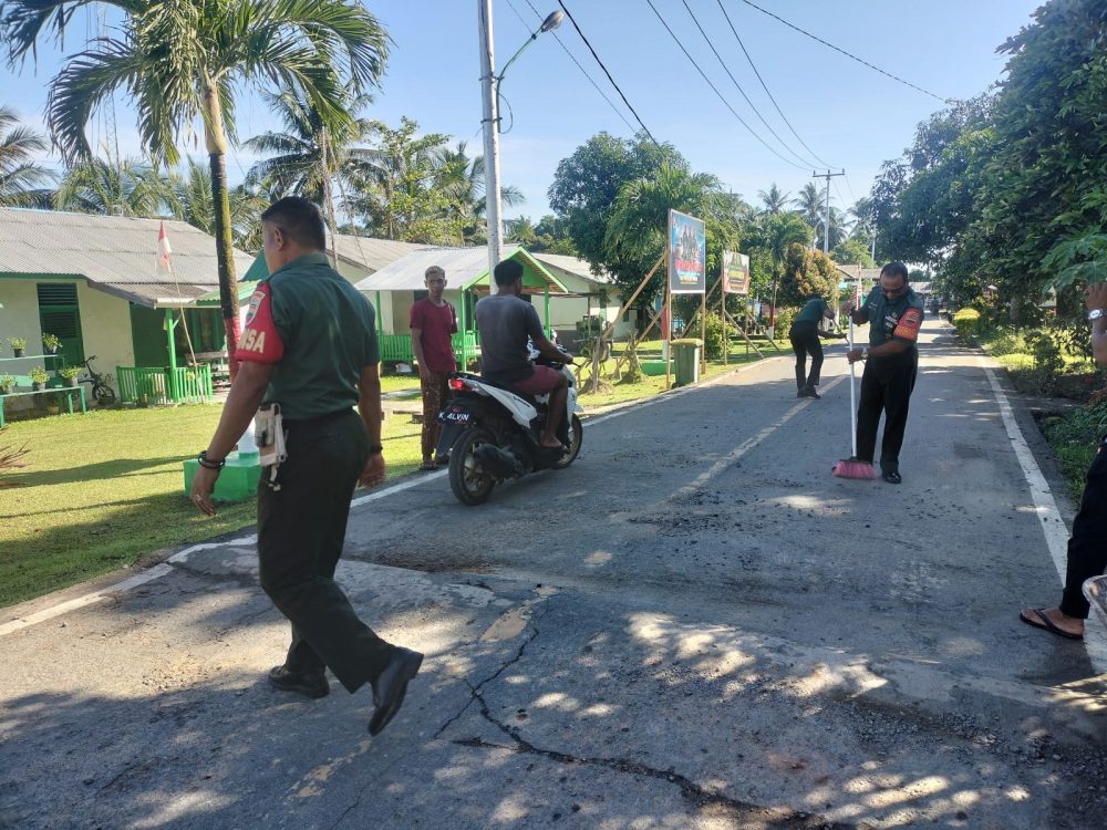 Danramil 06/Serasan Bersama Anggota Goro Bersihkan Badan Jalan Umum