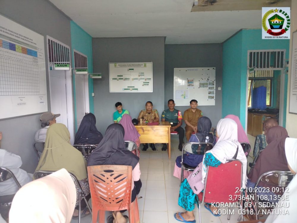 Babinsa Sertu Syahruddin Kembali Dampingi Penyaluran BLT DD Desa Mekar Jaya