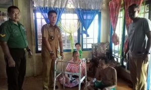 Babinsa Serka Harahap Dampingi Kades Batu Berian Salurkan Bantuan Walker Bagi Penyandang Disabilitas