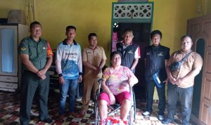 Babinsa Koramil 06/Serasan Dampingi Penyaluran Kursi Roda Dari Kemensos RI