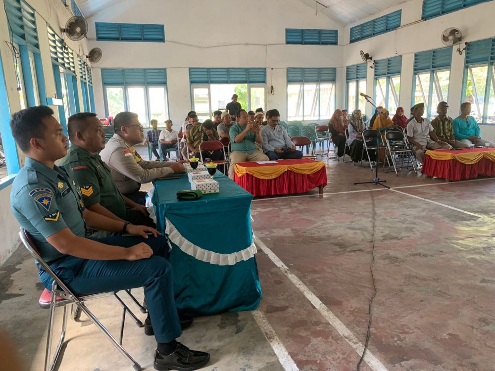 Babinsa Serka Manurung Hadiri Rapat Sosialisasi Penerima Sambungan Meteran SPAM Sedanau