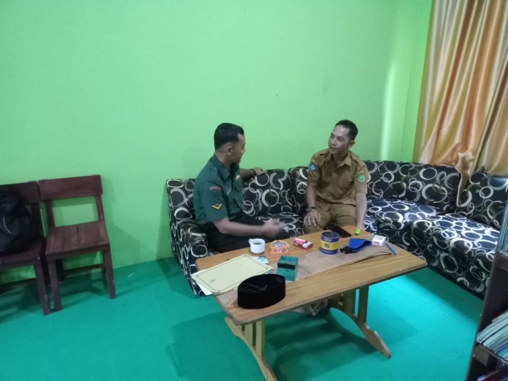Babinsa Desa Serantas Kembali Jalin Komsos Dengan Warga Binaan Babinsa Desa Serantas Kembali Jalin Komsos Dengan Warga Binaan