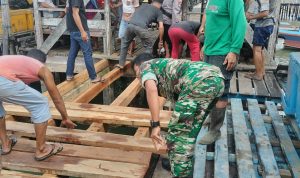 Babinsa Sertu Hendry Kembali Goro Jum’at Bersih Bersama Warga Desa Air Nusa Babinsa Sertu Hendry Kembali Goro Jum’at Bersih Bersama Warga Desa Air Nusa