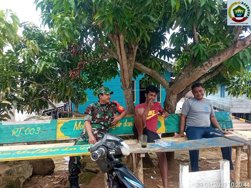 Jalin Komsos, Babinsa Kopda Dhanu Ajak Nelayan Jaga Kelestarian Laut