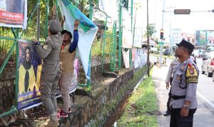Personil Polresta Tanjungpinang Dampingi Bawaslu Kota Tanjungpinang Lakukan Penertiban Alat Peraga Sosialisasi