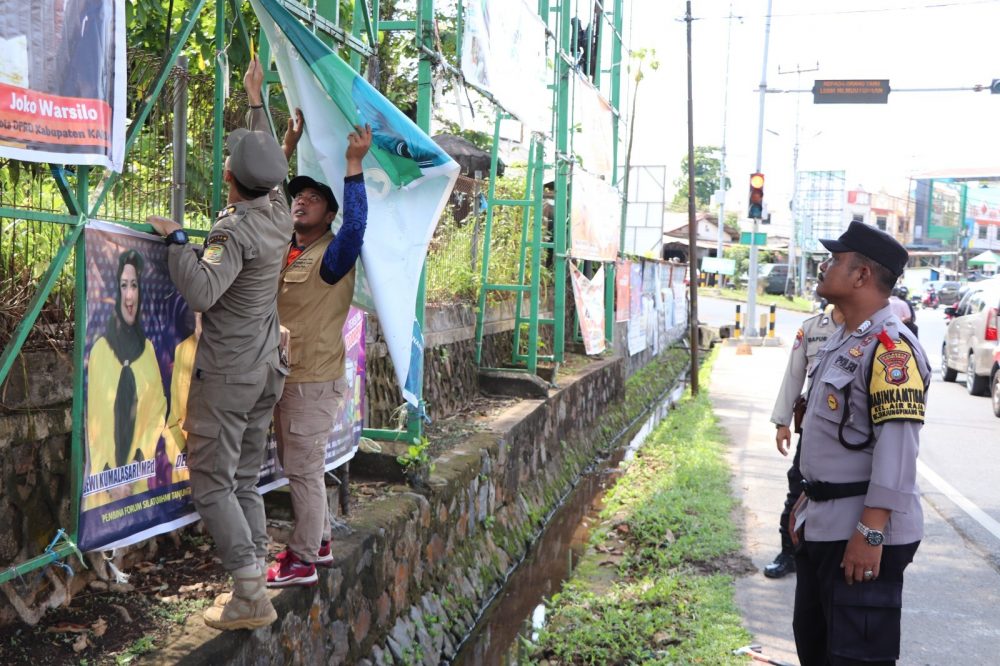 Personil Polresta Tanjungpinang Dampingi Bawaslu Kota Tanjungpinang Lakukan Penertiban Alat Peraga Sosialisasi