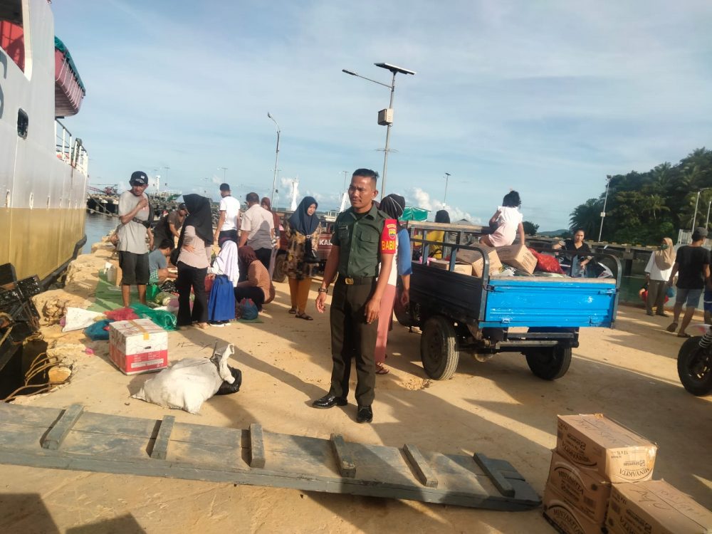 Personil Koramil 06/Serasan Kembali Amankan Turun Naik Penumpang Kapal