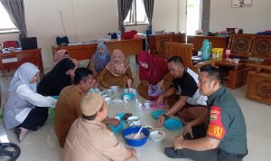 Jalin Silaturrahmi, Babinsa Sertu Robby Makan Bersama Dengan Para Guru SDN 01 Pulau Panjang