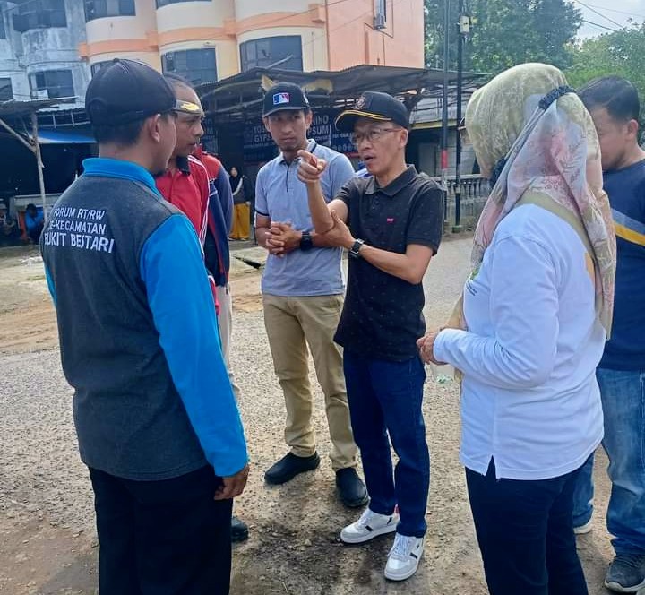 Kombesgor Gelar Aksi Bersih-bersih di Jalan Gatot Subroto Simpang Anggrek Merah Kombesgor Gelar Aksi Bersih-bersih di Jalan Gatot Subroto Simpang Anggrek Merah