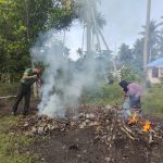 Babinsa Serka Risdianto Bersama Sangat Istri Lakukan Pembersihan Lingkungan Pos Ramil Subi