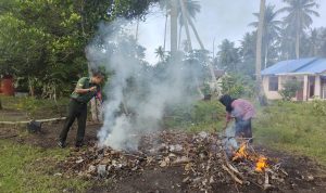 Babinsa Serka Risdianto Bersama Sangat Istri Lakukan Pembersihan Lingkungan Pos Ramil Subi