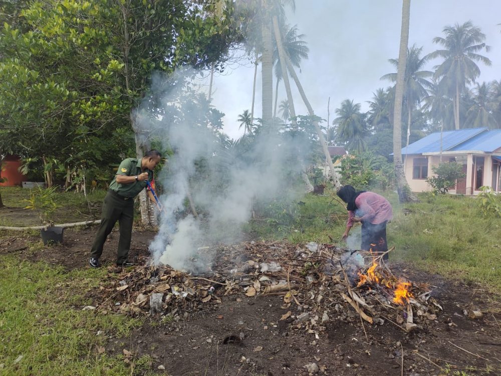 Babinsa Serka Risdianto Bersama Sangat Istri Lakukan Pembersihan Lingkungan Pos Ramil Subi Babinsa Serka Risdianto Bersama Sangat Istri Lakukan Pembersihan Lingkungan Pos Ramil Subi
