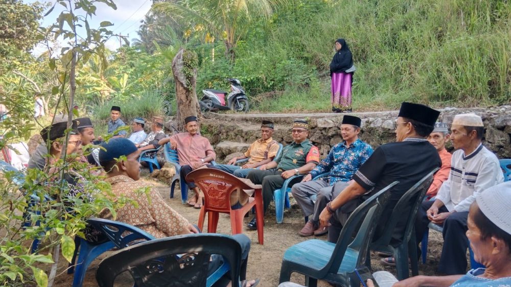 Peduli Sesama, Babinsa Koramil 06/Serasan Melayat Salah Seorang Warga Binaan Yang Tutup Usia