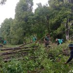 Bantu Kesulitan Masyarakat, Babinsa Koramil 03/Sedanau Goro Bersama Warga
