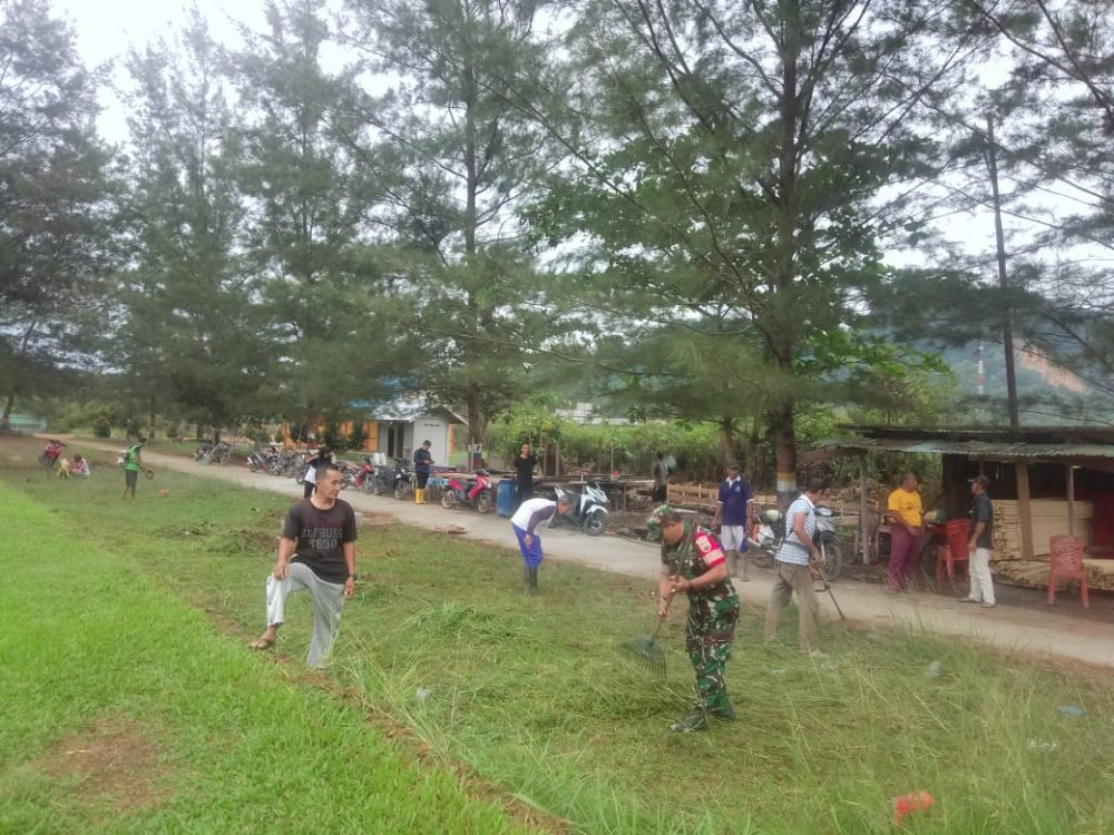 Bersama Warga, Babinsa Serda Suwarno Goro Bersihkan Lapangan Bola Bersama Warga, Babinsa Serda Suwarno Goro Bersihkan Lapangan Bola