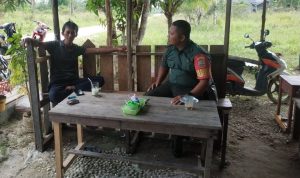 Tingkatkan Kedekatan, Babinsa Koramil 03/Sedanau Terus Jalin Komsos Dengan Warga