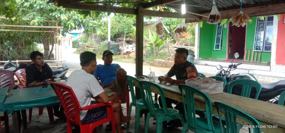 Babinsa Koptu Suwarno Kembali Jalin Komsos Dengan Warga Binaan Desa Tanjung Kumbik Utara