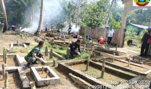 Jum’at Bersih, Babinsa Sertu Hendry Goro Bersihkan Tempat Pemakaman Umum Jum’at Bersih, Babinsa Sertu Hendry Goro Bersihkan Tempat Pemakaman Umum