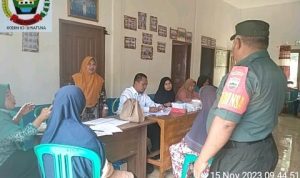 Babinsa Koramil 03/Sedanau Dampingi Jalannya Proses Posyandu Desa Semedang
