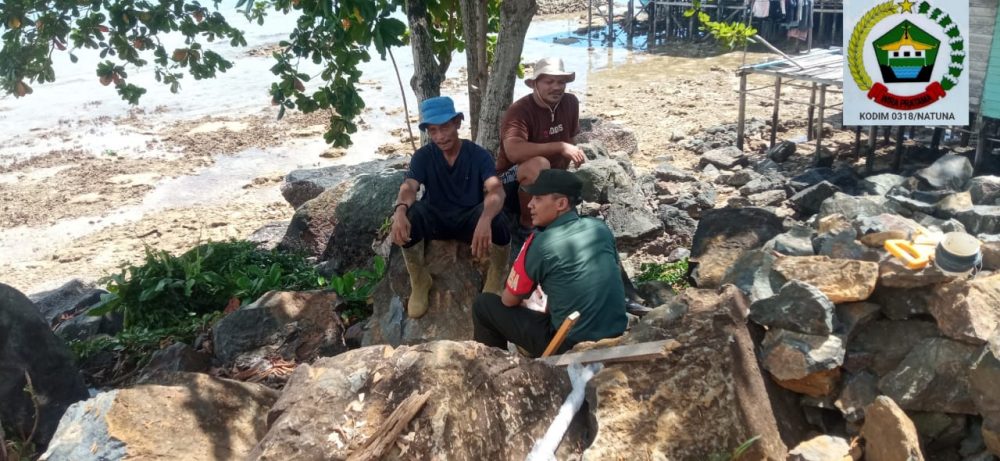 Jalin Komsos Dengan Warga Pemecah Batu, Koptu Dhanu Himbau Utamakan Keselamatan Saat Bekerja