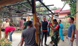 Saling Peduli, Babinsa Koramil 06/Serasan Goro Perbaiki Atap Parkir Kantor Kecamatan