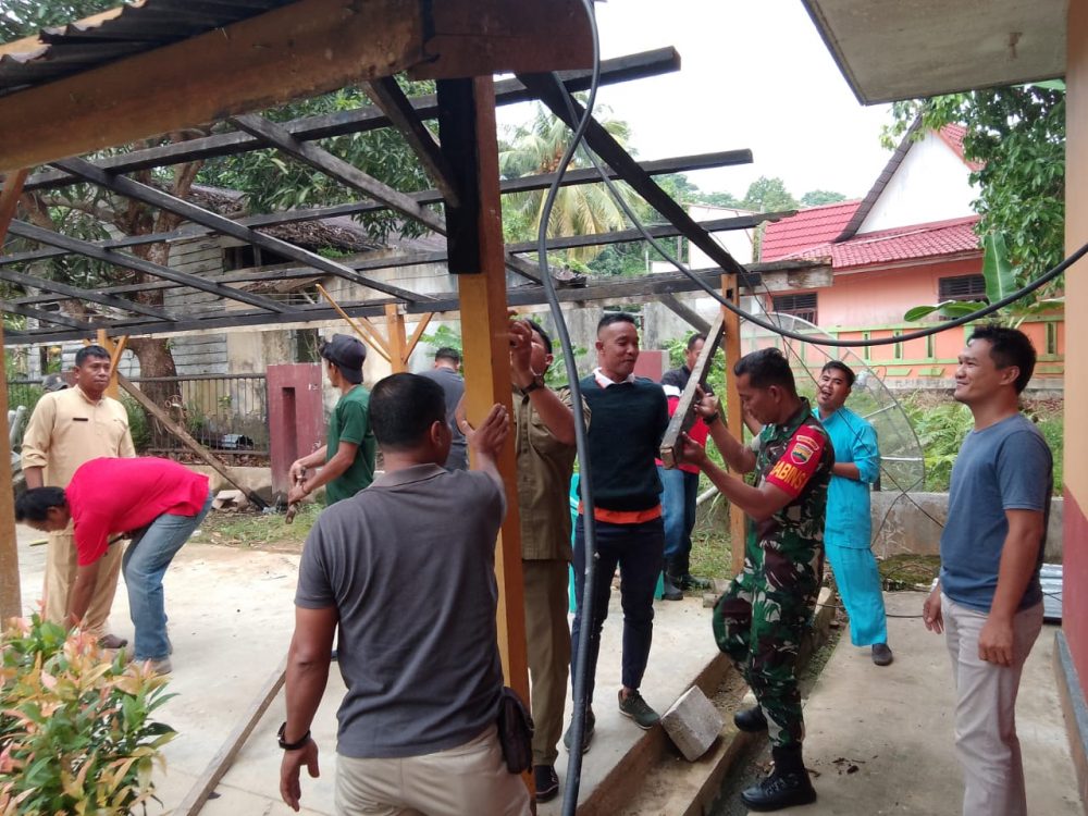 Saling Peduli, Babinsa Koramil 06/Serasan Goro Perbaiki Atap Parkir Kantor Kecamatan Saling Peduli, Babinsa Koramil 06/Serasan Goro Perbaiki Atap Parkir Kantor Kecamatan