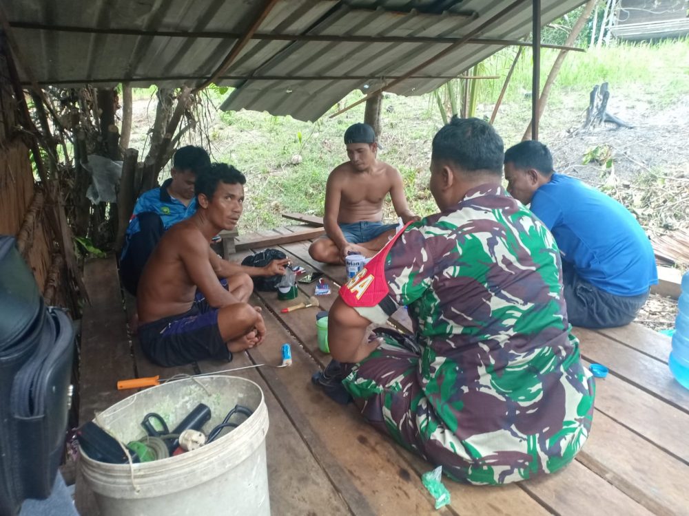 Komsos Dengan Warga Binaan, Babinsa Serda Eko Ingatkan Nelayan Waspada Cuaca Buruk Komsos Dengan Warga Binaan, Babinsa Serda Eko Ingatkan Nelayan Waspada Cuaca Buruk