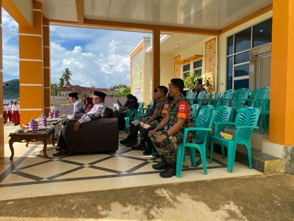 Babinsa Koramil 03/Sedanau Hadiri Upacara HUT PGRI Pulau Tiga Barat