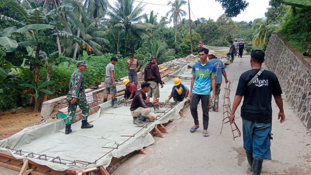 Babinsa Sertu Chaniago Kembali Jalin Komsos Dengan Para Pekerja Bangunan