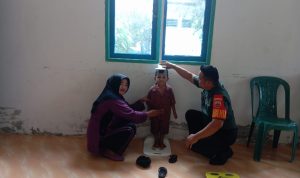 Agar Kegiatan Berjalan Lancar, Babinsa Sertu Robby Dampingi Posyandu Balita