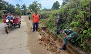 Peduli Lingkungan, Plh. Danramil 06/Serasan Bersama Warga Goro Bersihkan Saluran Air