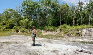 Babinsa Koramil 03/Sedanau Lakukan Patroli Rutin Karhutla
