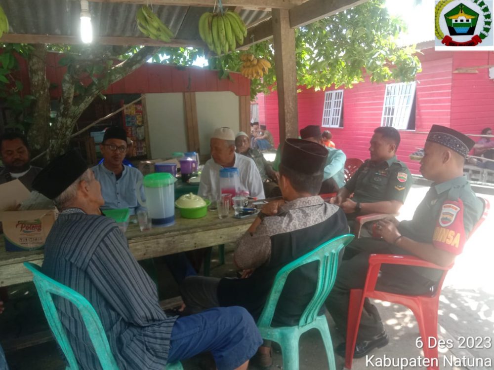 Lagi, Babinsa Praka Jhon Jalin Komsos Dengan Warga Binaan Desa Belakang Gunung