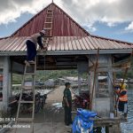 Komsos Dengan Pekerja Bangunan, Babinsa Sertu Chaniago Ingatkan Jaga Keselamatan