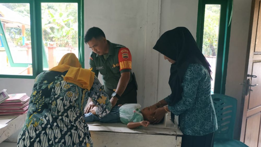 Babinsa Koramil 06/Serasan Lakukan Pendampingan Terhadap Kegiatan Posyandu Balita